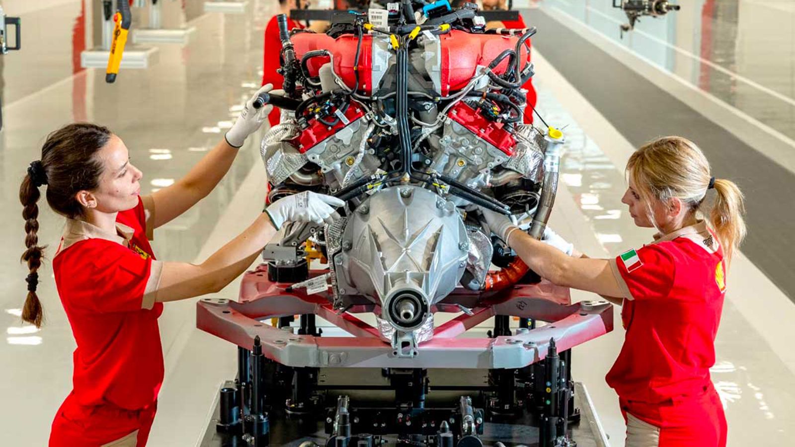 Ferrari: Ανταμείβει κάθε εργαζόμενό της με μπόνους έως 15.000 ευρώ!